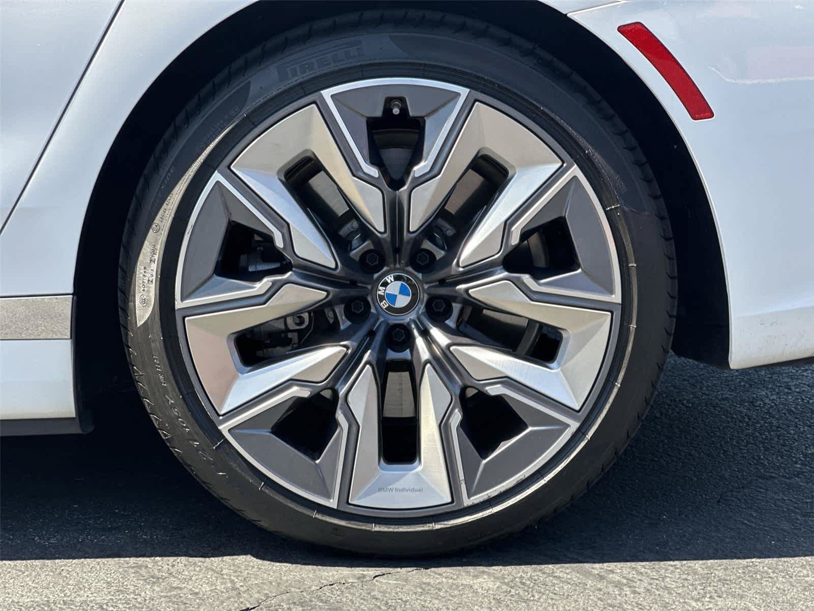 Used 2025 BMW i7 eDrive50 w/ Premium Package RWD image 9