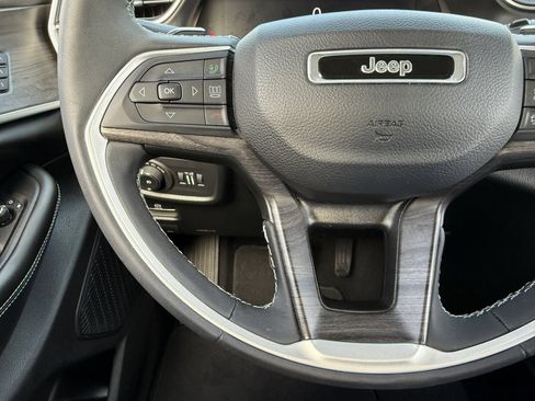 Used 2023 Jeep Grand Cherokee Limited image 25