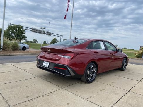 Used 2025 Hyundai Elantra Limited FWD image 11