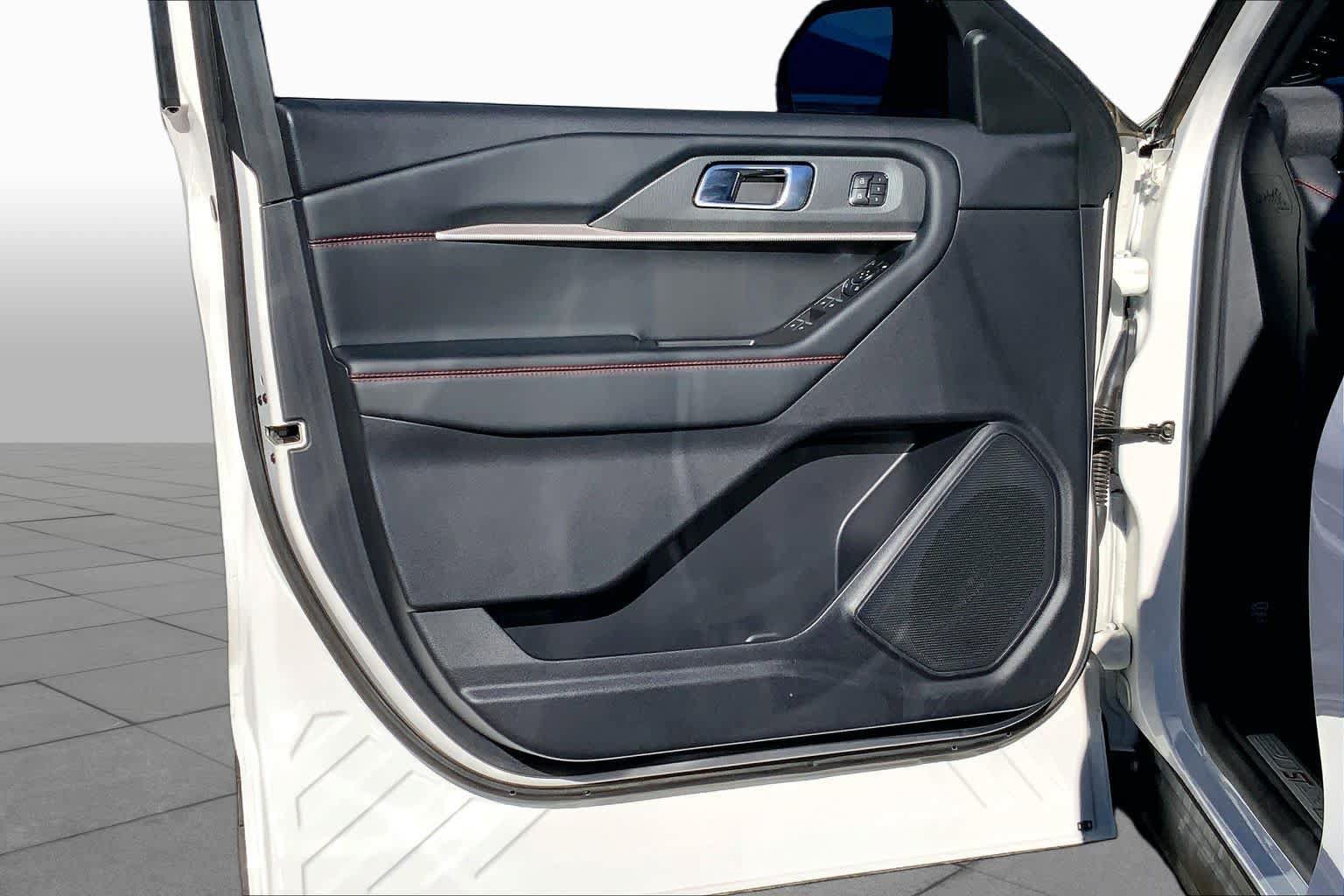 Used 2025 Ford Explorer ST-Line w/ Premium Package RWD image 22