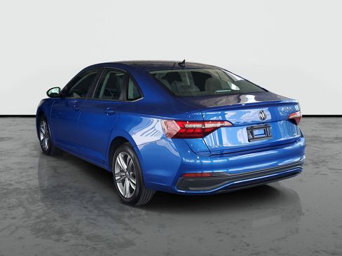 Used 2024 Volkswagen Jetta SE FWD image 3