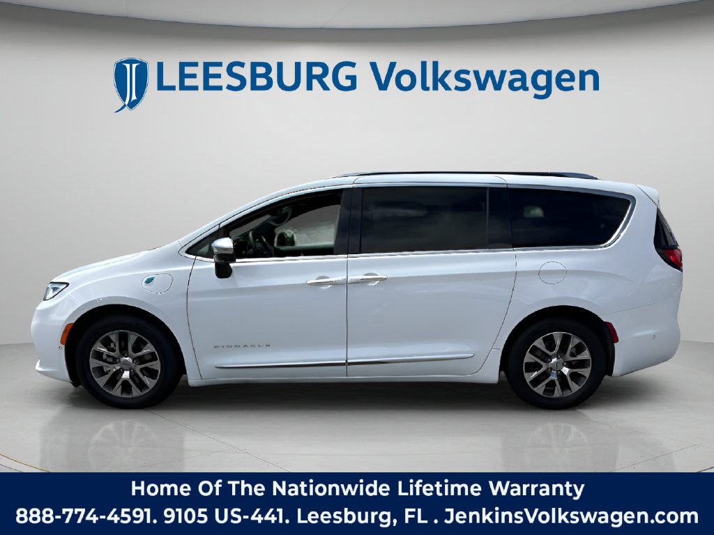 Used 2023 Chrysler Pacifica Pinnacle FWD image 9
