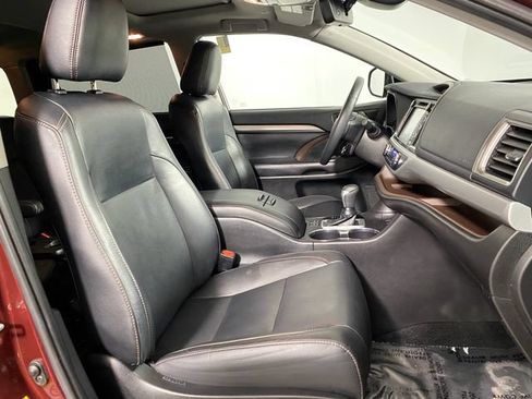 Used 2019 Toyota Highlander XLE AWD/4WD image 9