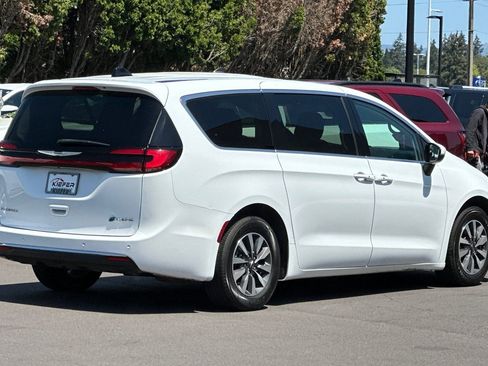 Used 2023 Chrysler Pacifica Touring-L FWD image 4