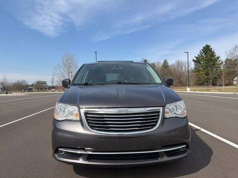 Used 2016 Chrysler Town & Country Touring image 8