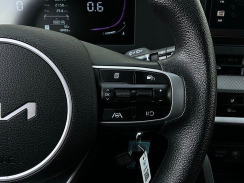 Used 2025 Kia Sportage LX image 32