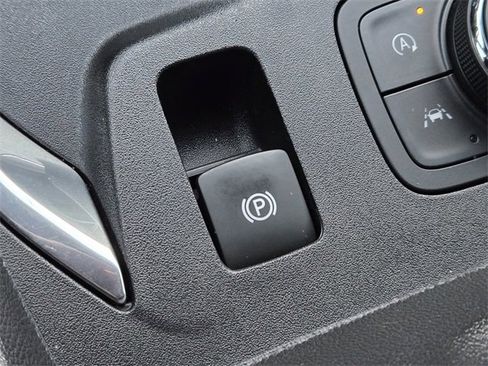 Used 2023 Chevrolet Traverse LT image 23