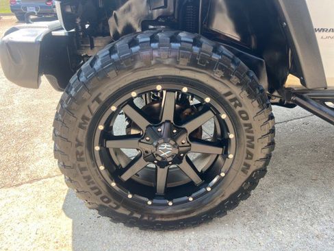 Used 2018 Jeep Wrangler Unlimited Rubicon w/ Connectivity Group image 15