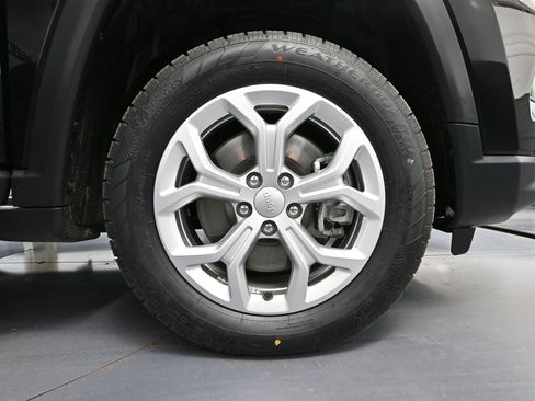 Used 2024 Jeep Compass Latitude w/ Convenience Group AWD/4WD image 17