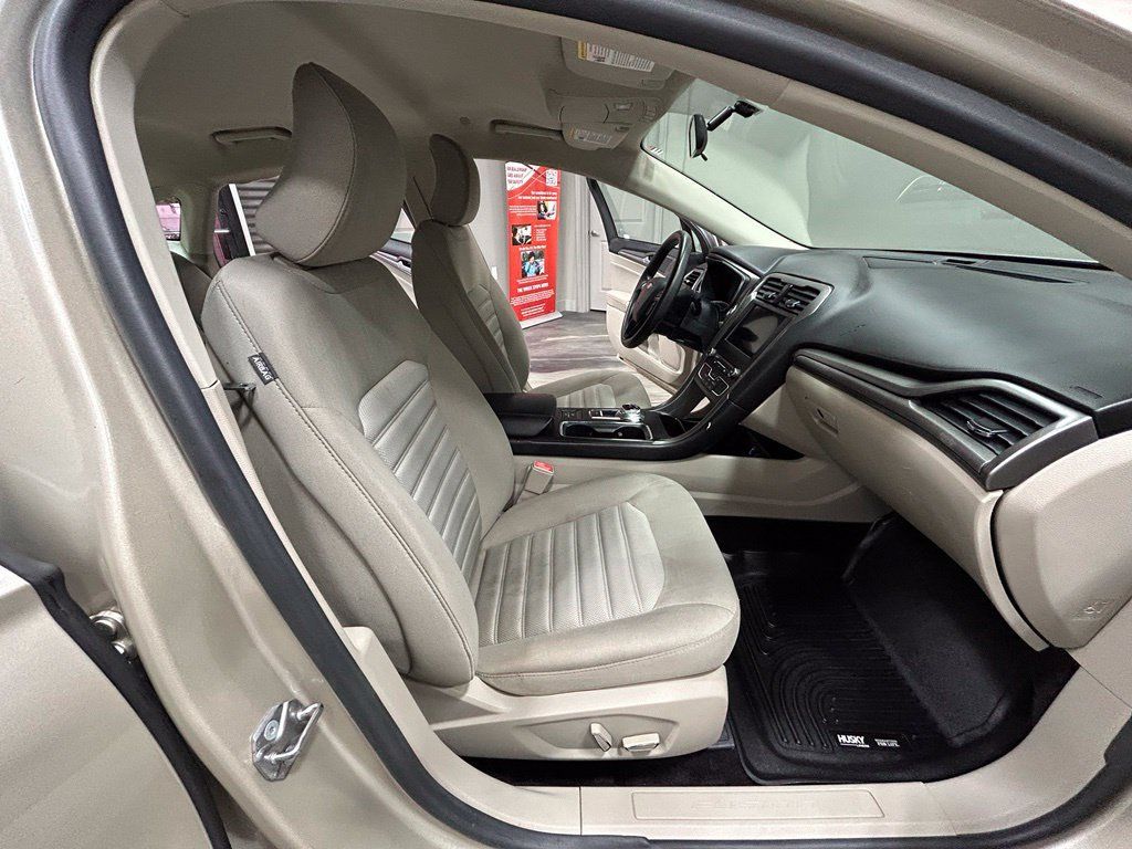 Used 2017 Ford Fusion SE FWD image 37