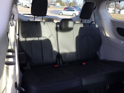 Used 2019 Chrysler Pacifica Touring-L image 12