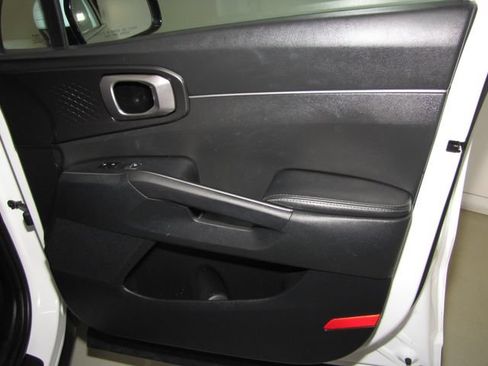 Used 2023 Kia Sorento LX FWD image 20