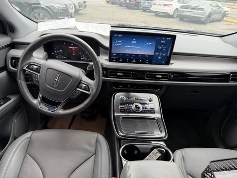 Used 2022 Lincoln Nautilus Reserve image 2