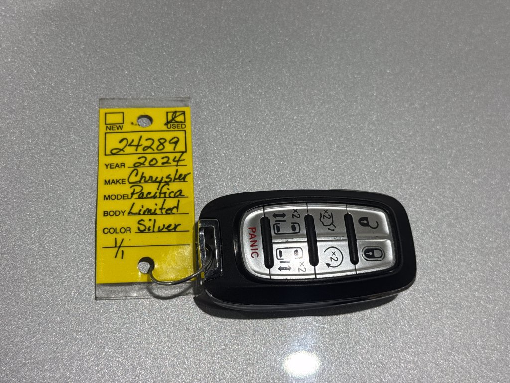Used 2024 Chrysler Pacifica Limited FWD image 45
