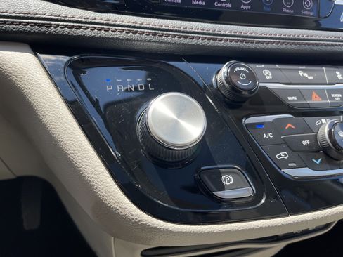 Used 2020 Chrysler Pacifica Limited FWD image 25