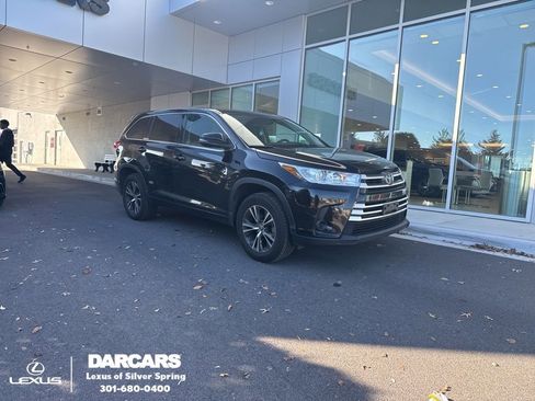 Used 2018 Toyota Highlander LE image 1