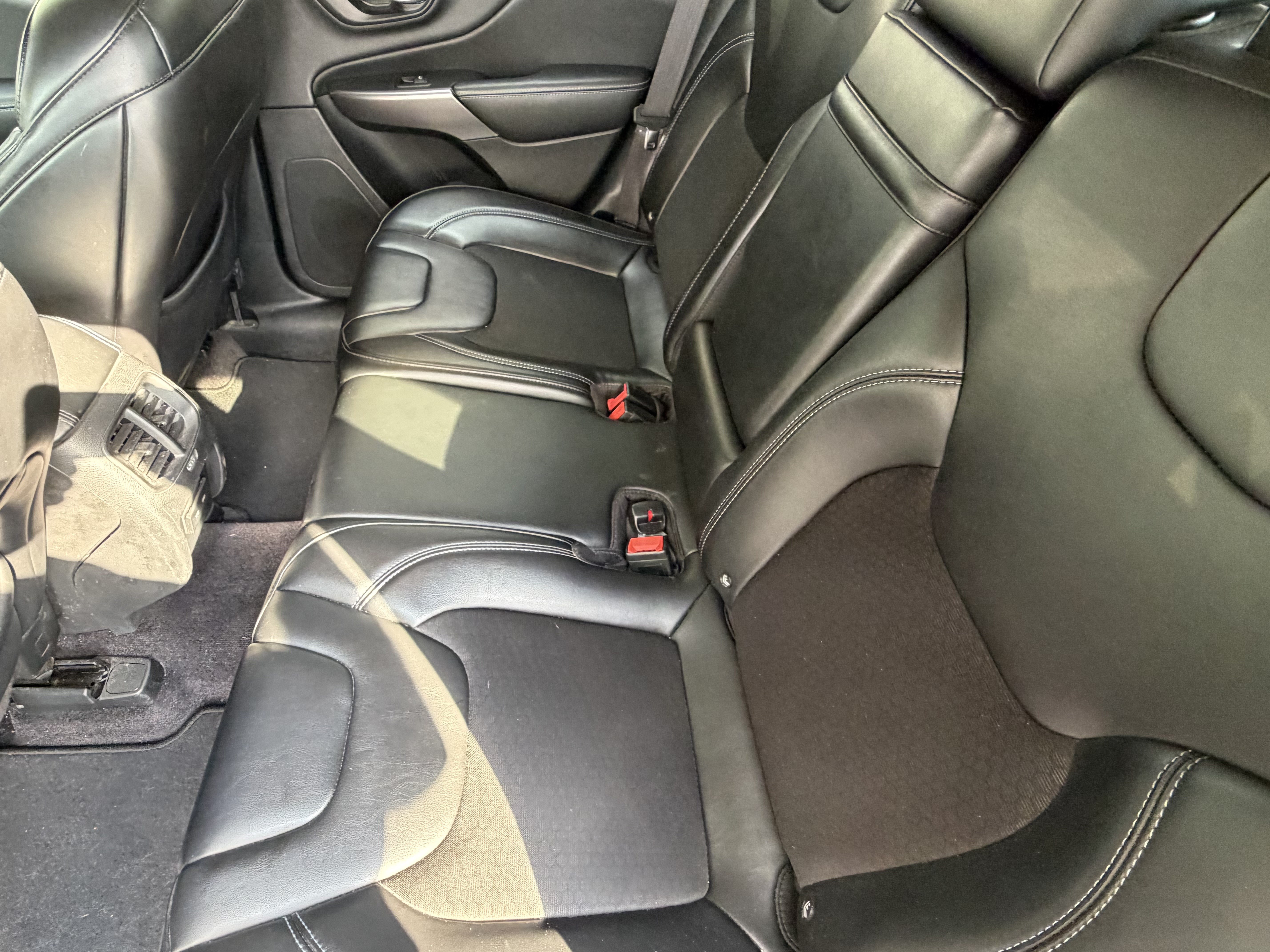 Used 2019 Jeep Cherokee Latitude Plus FWD image 31