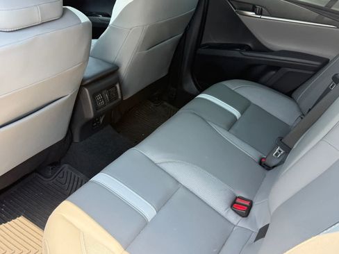 Used 2025 Toyota Camry SE FWD image 9