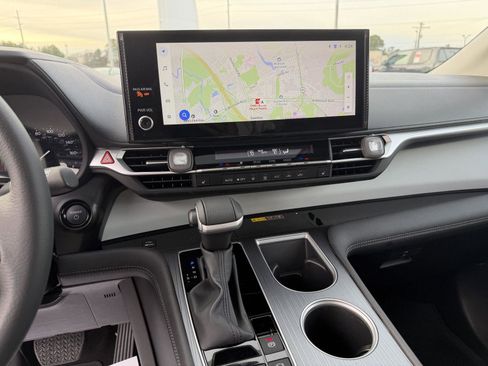 Used 2025 Toyota Sienna XLE image 17