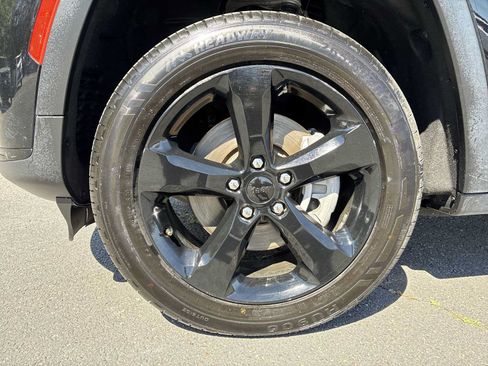 Used 2023 Jeep Grand Cherokee L Laredo AWD/4WD image 17