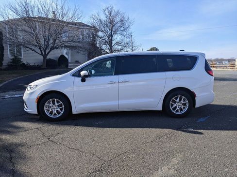 Used 2023 Chrysler Pacifica Touring-L image 4