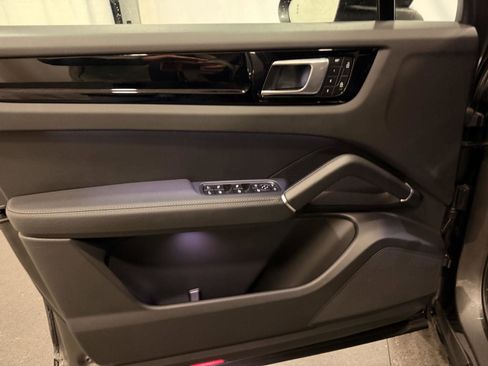 Used 2023 Porsche Cayenne Coupe image 15