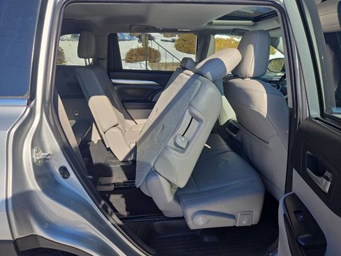 Used 2018 Toyota Highlander XLE image 28