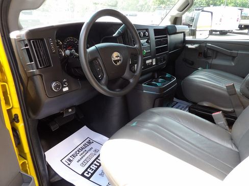 Used 2017 GMC Savana 3500 Extended RWD image 16