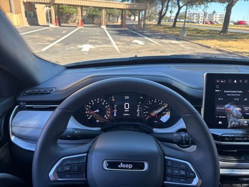 Used 2025 Jeep Compass Limited image 29