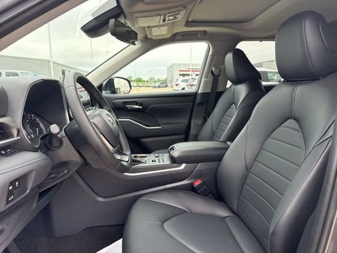 Used 2023 Toyota Highlander XLE AWD/4WD image 8