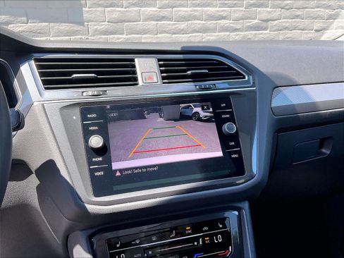 Certified 2022 Volkswagen Tiguan SE w/ Panoramic Sunroof Package AWD/4WD image 21