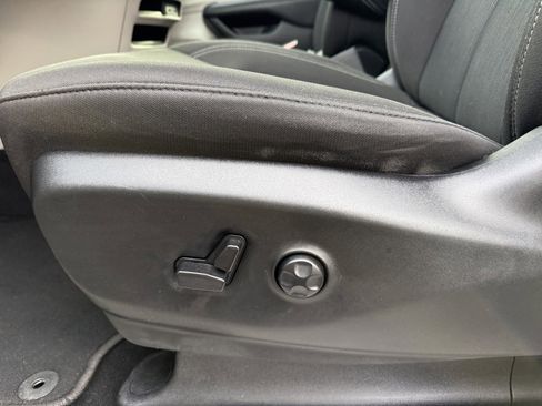 Used 2023 Chrysler Voyager LX image 14