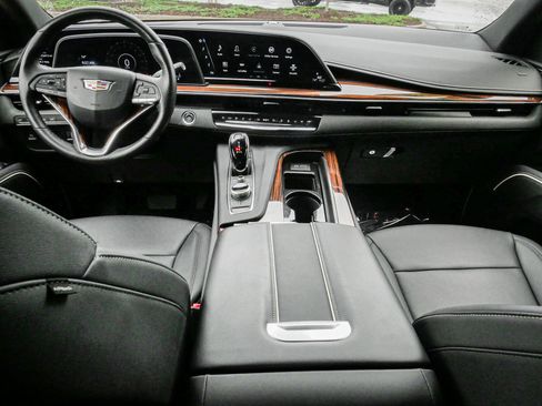 Used 2024 Cadillac Escalade Luxury AWD/4WD image 28