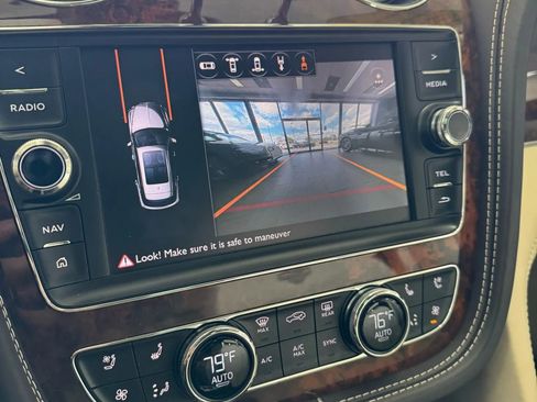 Used 2017 Bentley Bentayga image 44