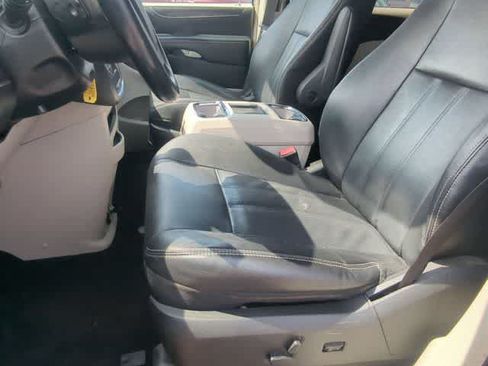 Used 2014 Chrysler Town & Country Touring FWD image 16