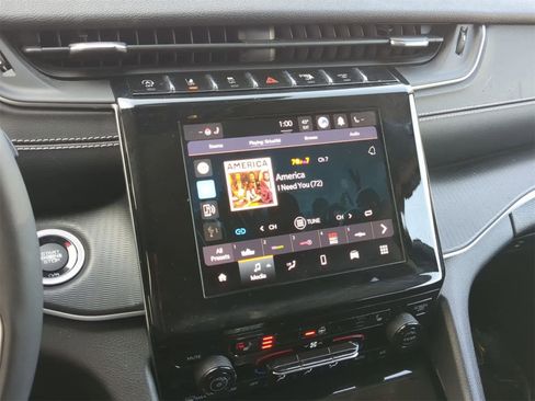 Used 2023 Jeep Grand Cherokee Laredo w/ Luxury Tech Group I image 34