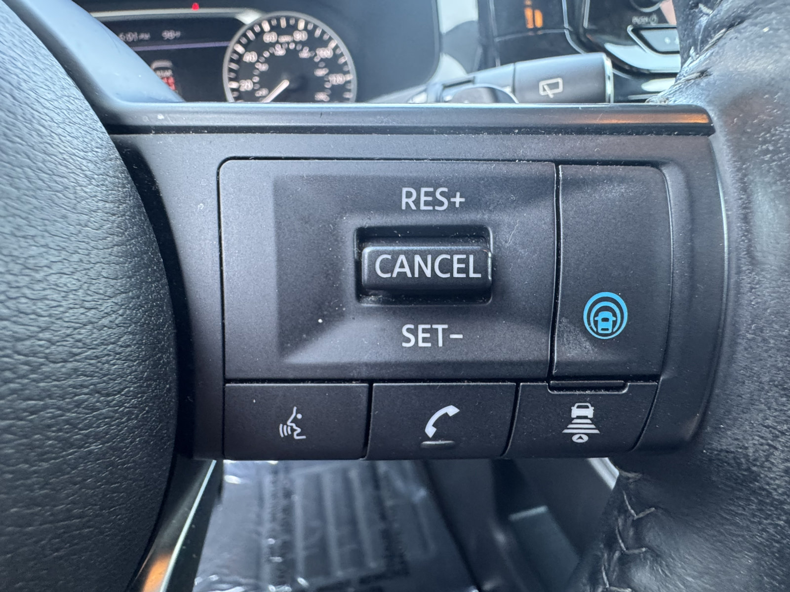 Used 2024 Nissan Pathfinder SV AWD/4WD image 34