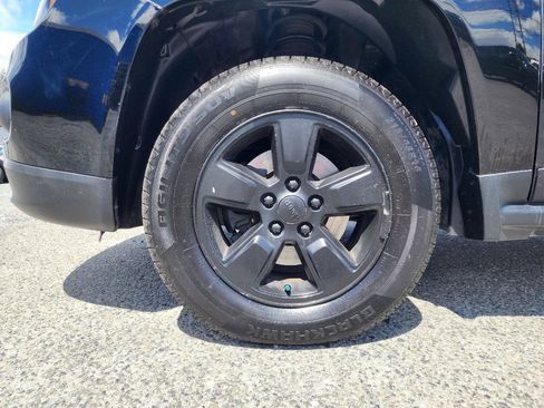 Used 2015 Jeep Compass Latitude FWD image 38