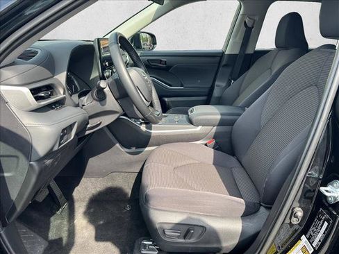 Certified 2025 Toyota Highlander LE image 11