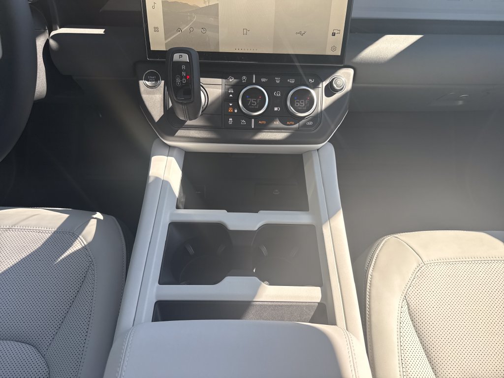 New 2026 Land Rover Defender 110 X-Dynamic SE AWD/4WD image 21