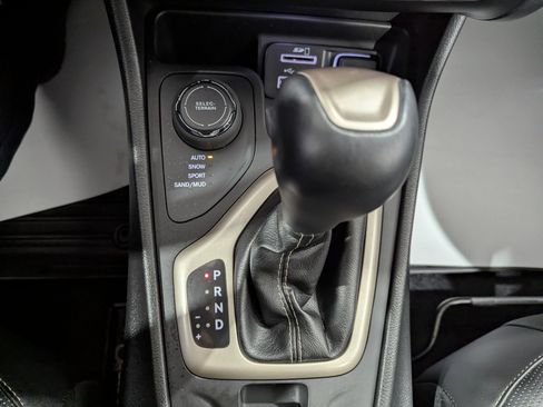 Used 2017 Jeep Cherokee Limited w/ Luxury Group image 17