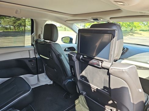 Used 2023 Chrysler Pacifica Limited w/ Uconnect Theater Family Group FWD image 17