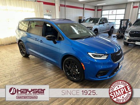 New 2026 Chrysler Pacifica Select w/ S Appearance Package FWD image 6