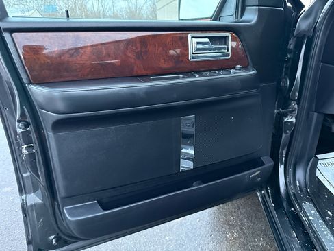 Used 2015 Lincoln Navigator 4WD image 13