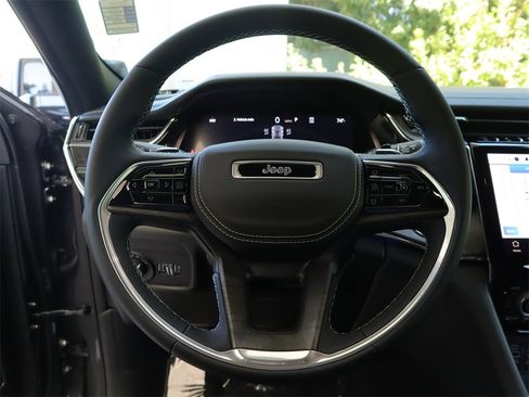 New 2023 Jeep Grand Cherokee Overland w/ Luxury Tech Group IV image 9