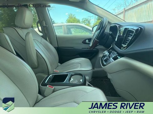 Used 2017 Chrysler Pacifica Limited FWD image 2