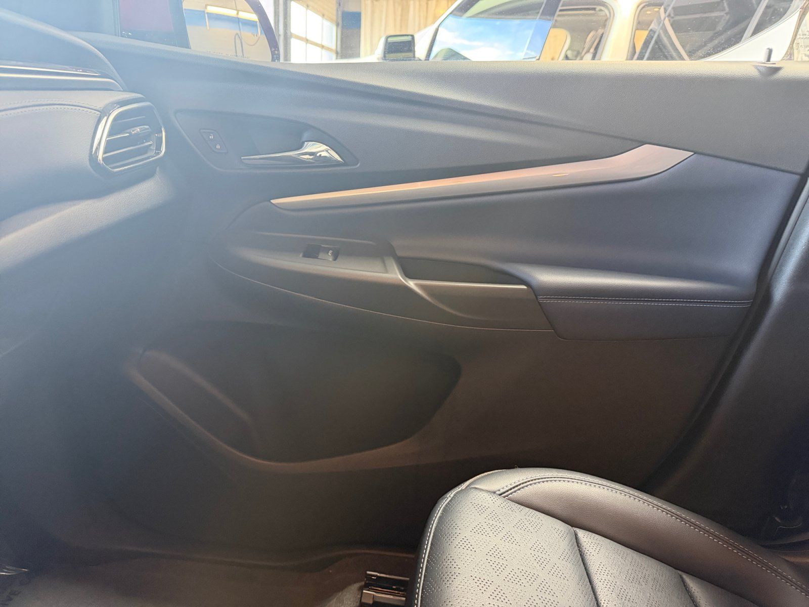 Used 2022 Chevrolet Bolt EUV LT w/ Convenience Package FWD image 16