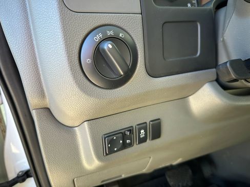 Used 2019 Nissan NV 2500 SV image 18