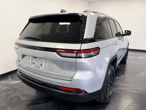 Used 2024 Jeep Grand Cherokee Altitude AWD/4WD image 6