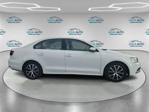 Used 2017 Volkswagen Jetta SE FWD image 4